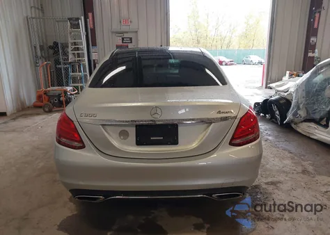 2017 Mercedes-Benz C 300 4Matic/Luxury 4Matic z USA, uszkodzony, nr VIN 55SWF4KB9HU184400
